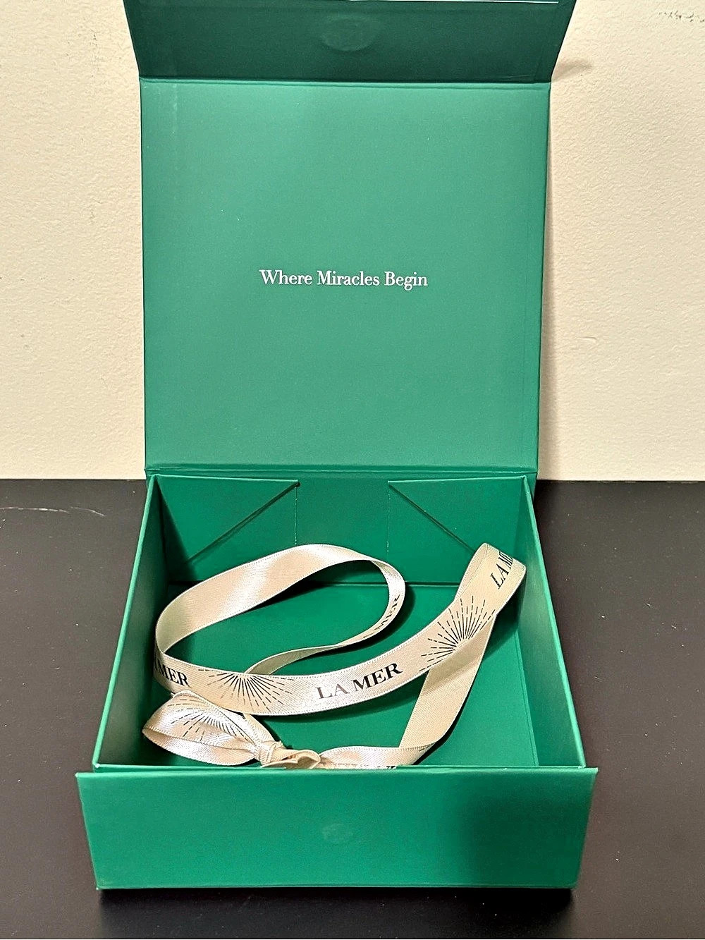 La Mer Gift Box with Ribbon - Picture 2 of 2